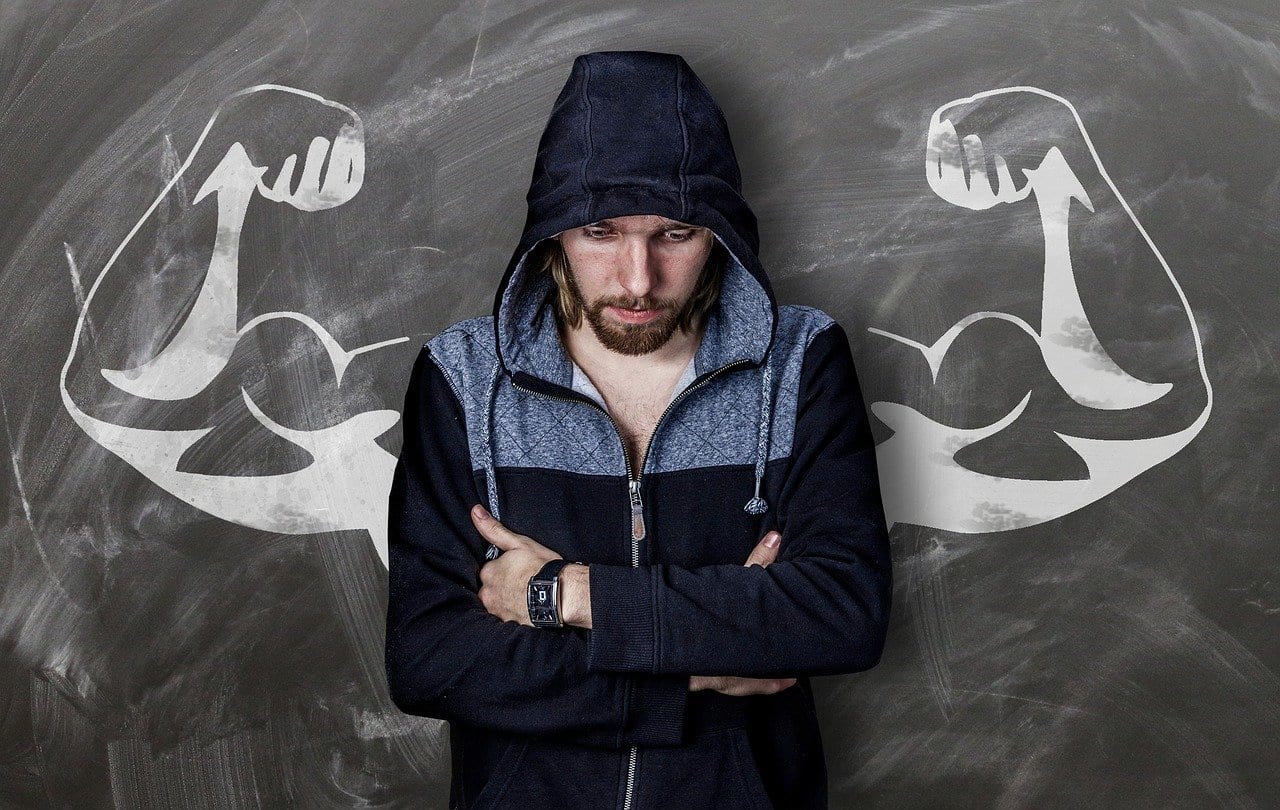 Mann der mit dem Training von zuhause beginnen will